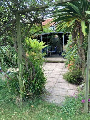 Terrace/patio - Traditional 1850s fisherman’s cottage, perfect coastal retreat, sea views. (Scratby)