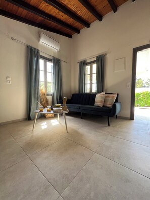 Family Apartment, Balcony, Garden View | Living area