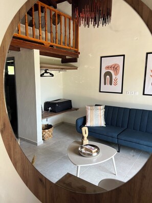 Estudio estándar, balcón, vista al jardín | Área de sala de estar