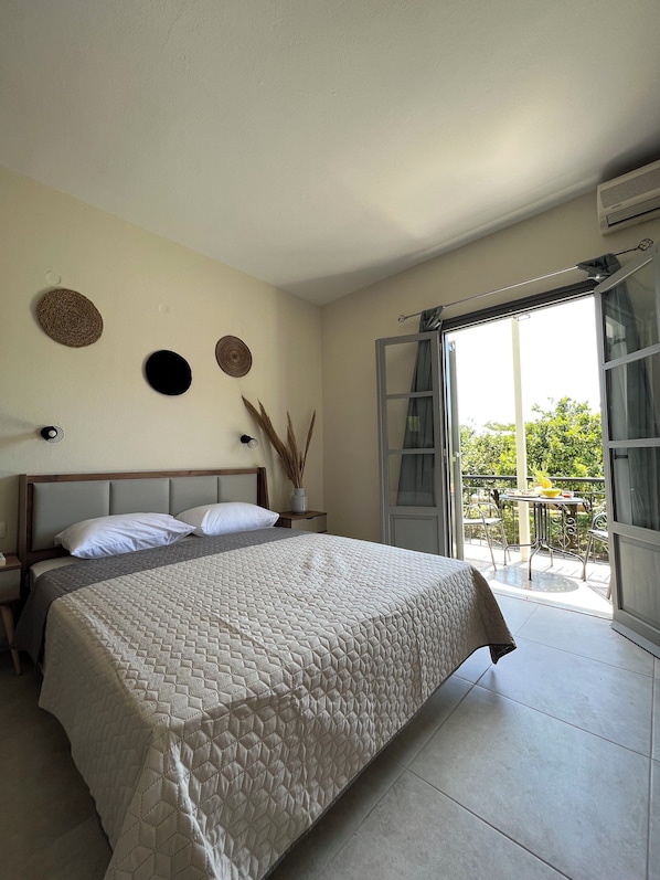 Standard Studio, Balcony, Garden View | In-room safe, iron/ironing board, free cribs/infant beds, free WiFi