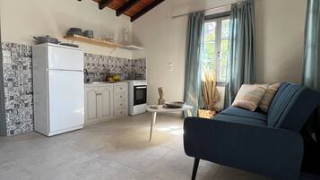 Appartement Familial, balcon, vue jardin | Coin séjour | Télévision de 23 pouces avec chaînes par câble, tablette numérique
