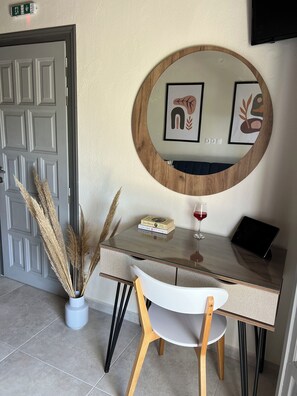 Standard Studio, Balcony, Garden View | Interior