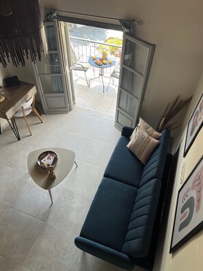 Standard Studio, Balcony, Garden View | Living area