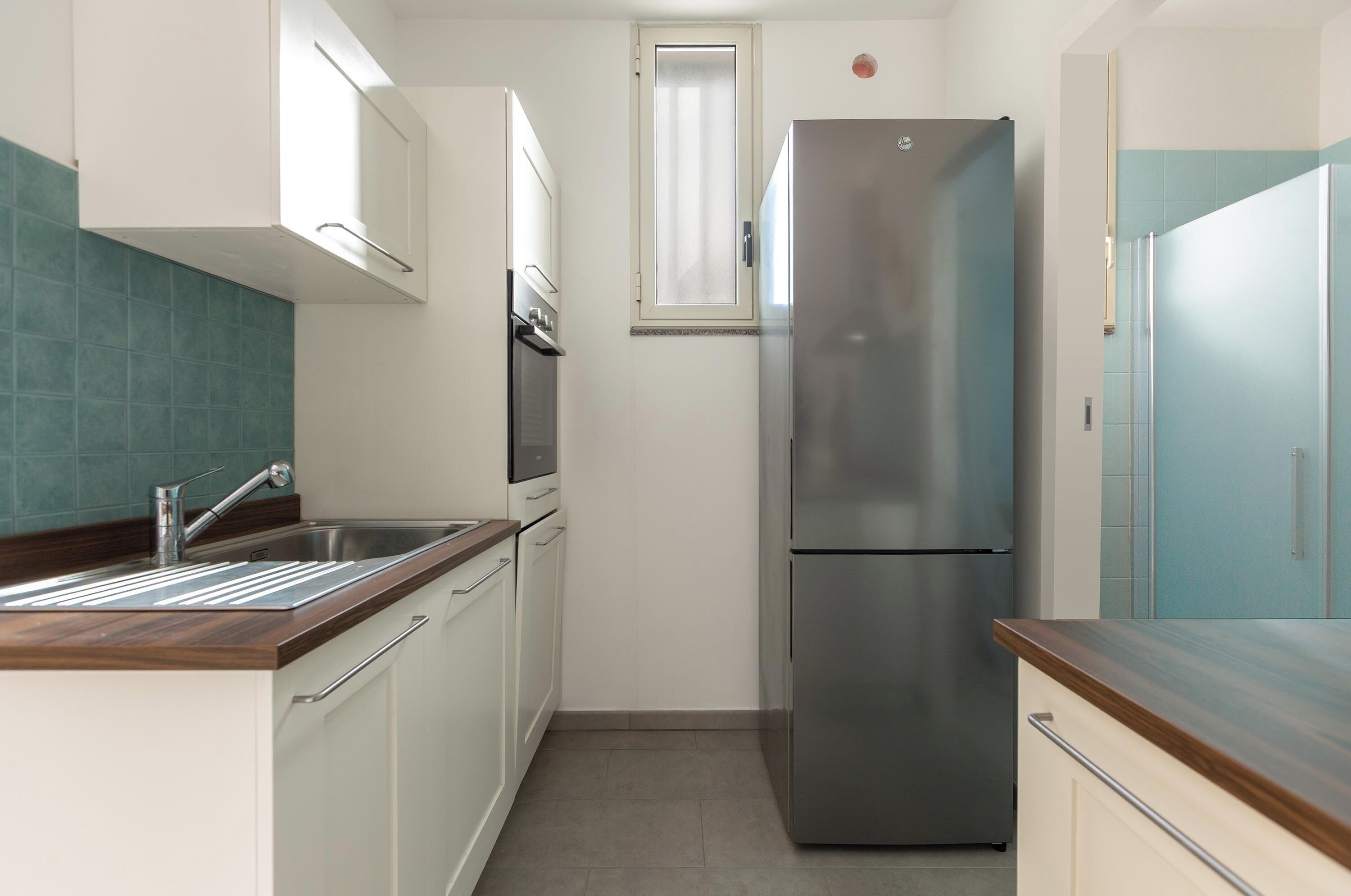 Kühlschrank, Herdplatte, Geschirrspüler, Kochgeschirr/Geschirr/Besteck