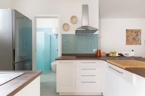 Kühlschrank, Herdplatte, Geschirrspüler, Kochgeschirr/Geschirr/Besteck