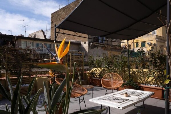 Outdoor dining - HOPESTEL Secret Garden Napoli (Naples)