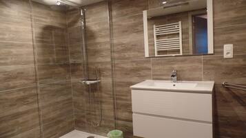 Douche, sĂšche-cheveux, papier toilette
