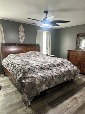 Room - 3-bedroom house in lovely Duanesburg with AC and charm (Duanesburg)