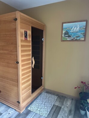 Interior - 3-bedroom house in lovely Duanesburg with AC and charm (Duanesburg)