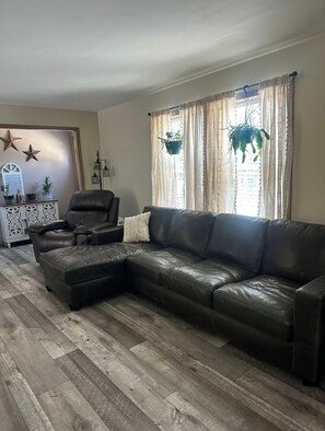 Living area - 3-bedroom house in lovely Duanesburg with AC and charm (Duanesburg)