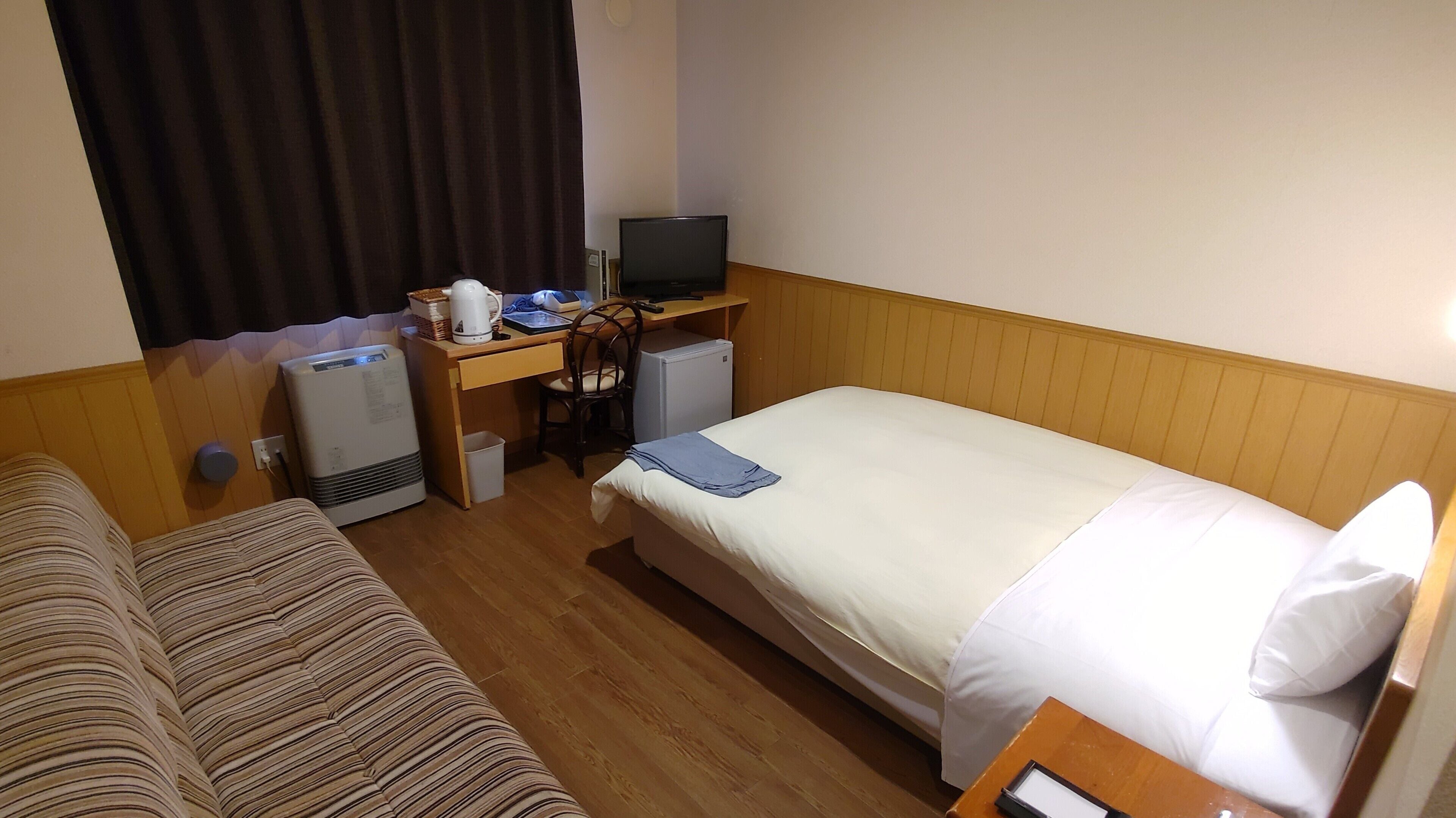Cubrecamas, cortinas blackout, wifi gratis y ropa de cama 