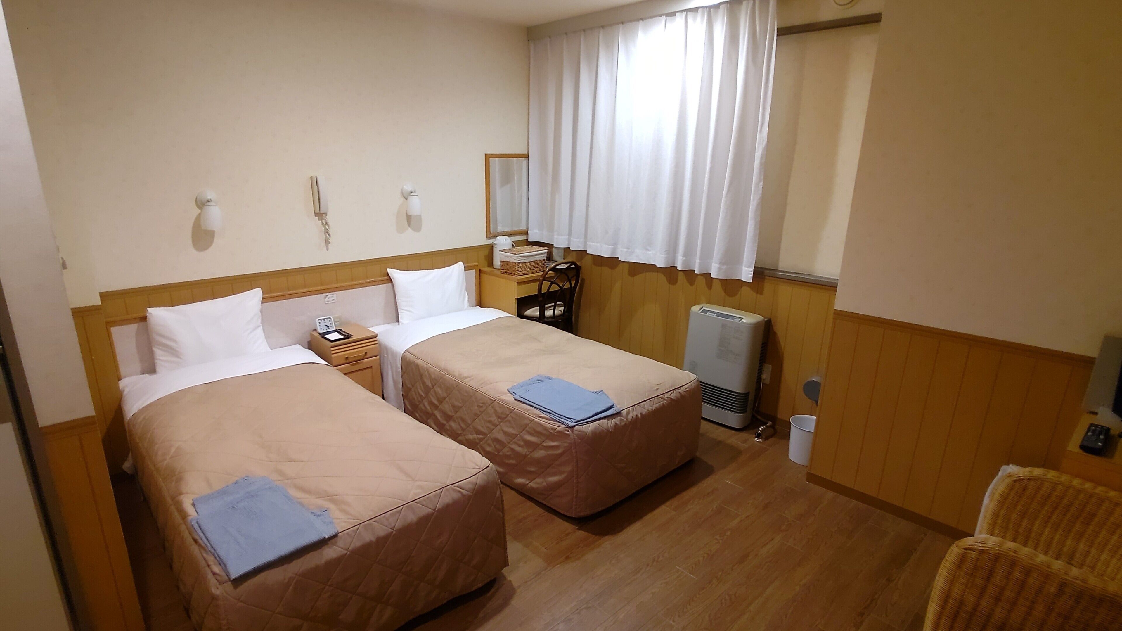 Cubrecamas, cortinas blackout, wifi gratis y ropa de cama 