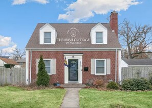 Exterior - The Irish Cottage on McKinley (South Bend)