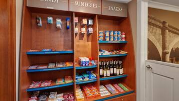 Una exhibición de dulces y aperitivos con varios productos en estantes.