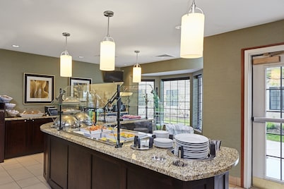 Accessible Suite | Kitchen, Free Breakfast & Pool