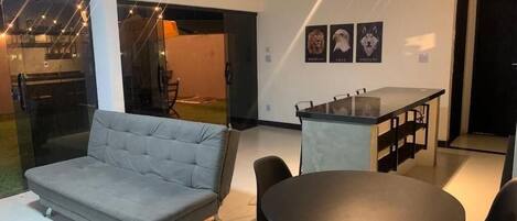 Huoneisto, näköala uima-altaalle | Ruokailu