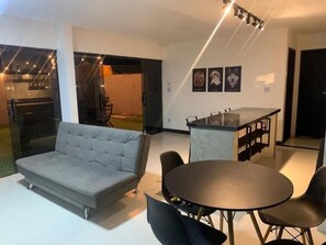 Apartamento, vista para a piscina | Opções para refeição