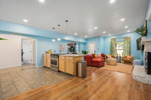 Interior - 5 Mins to Beach! Heated Pool, Hot Tub, Arcades, and More! (Largo)