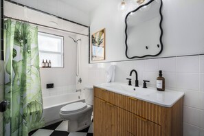Shower, hair dryer, towels, soap - 5 Mins to Beach! Heated Pool, Hot Tub, Arcades, and More! (Largo)