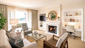 Ein Wohnzimmer mit Kamin, Fernseher und Bücherregal.