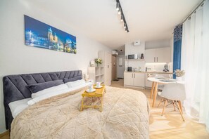 Een bureau, een strijkplank/strijkijzer, wifi, beddengoed
