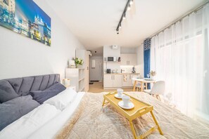 Een bureau, een strijkplank/strijkijzer, wifi, beddengoed