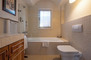 Regadera, secadora de cabello, bidet, toallas