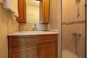 Regadera, secadora de cabello, bidet, toallas