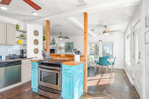 L👀K! 🌴"Kissing Palms"🌴Cottage - 1.5 Blocks from Gulf! 🐾 Pet-Friendly Fenced Yard