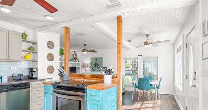L👀K! 🌴"Kissing Palms"🌴Cottage - 1.5 Blocks from Gulf! 🐾 Pet-Friendly Fenced Yard