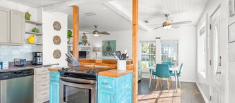 L👀K! 🌴"Kissing Palms"🌴Cottage - 1.5 Blocks from Gulf! 🐾 Pet-Friendly Fenced Yard