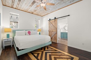 3 bedrooms, iron/ironing board, free WiFi, bed sheets - L👀K! 🌴"Kissing Palms"🌴Cottage - 1.5 Blocks from Gulf! 🐾 Pet-Friendly Fenced Yard (Panama City Beach)