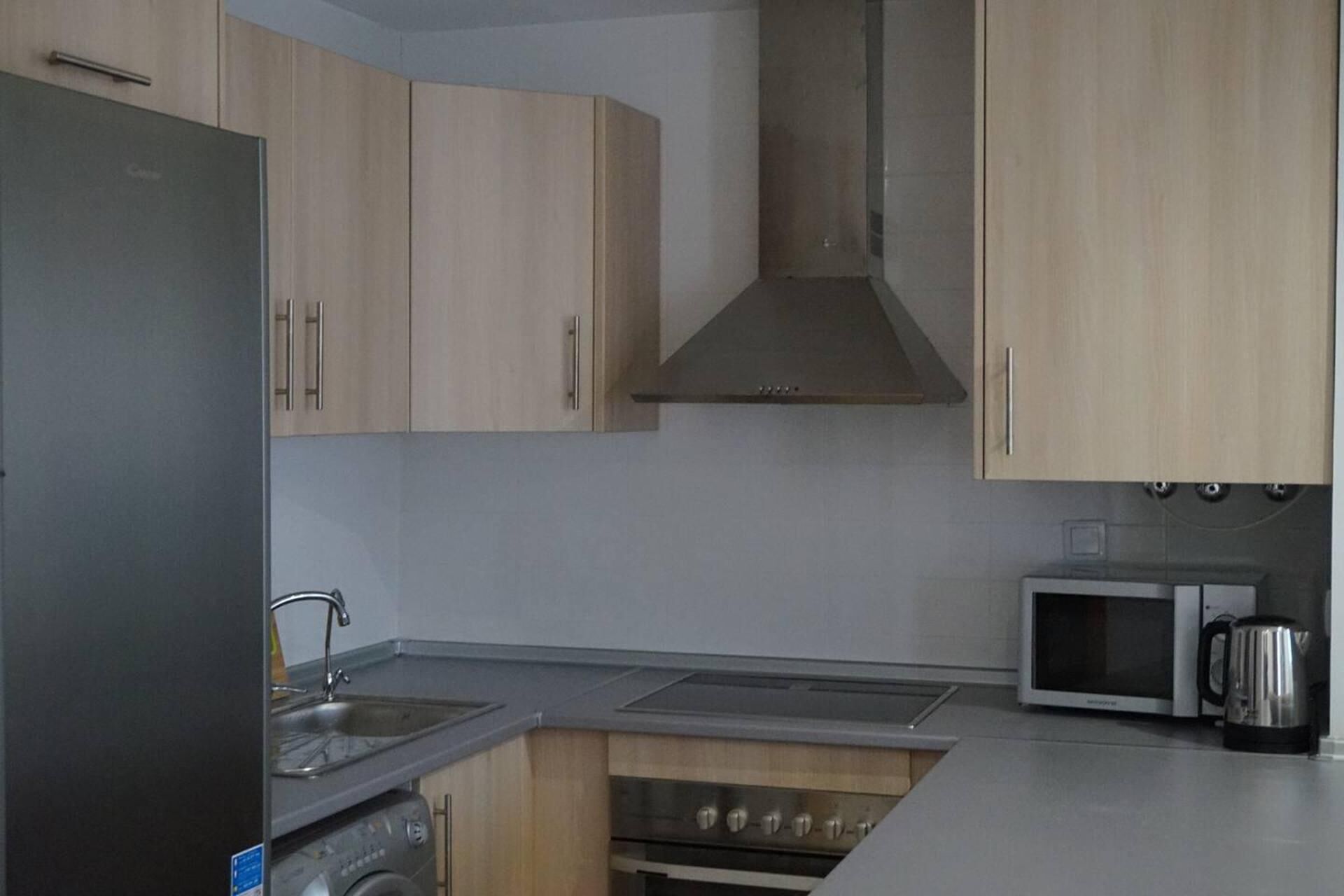 Frigorífico, microondas, horno y placa de cocina