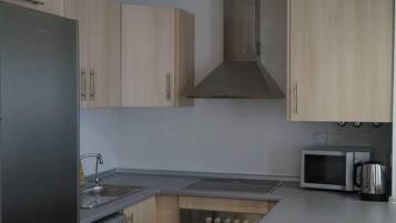 Frigorífico, microondas, horno y placa de cocina
