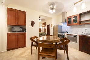 Kühlschrank, Ofen, Toaster, Kochgeschirr/Geschirr/Besteck