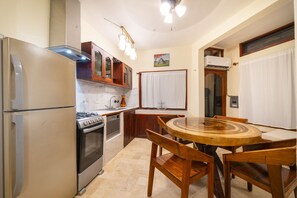 Kühlschrank, Ofen, Toaster, Kochgeschirr/Geschirr/Besteck