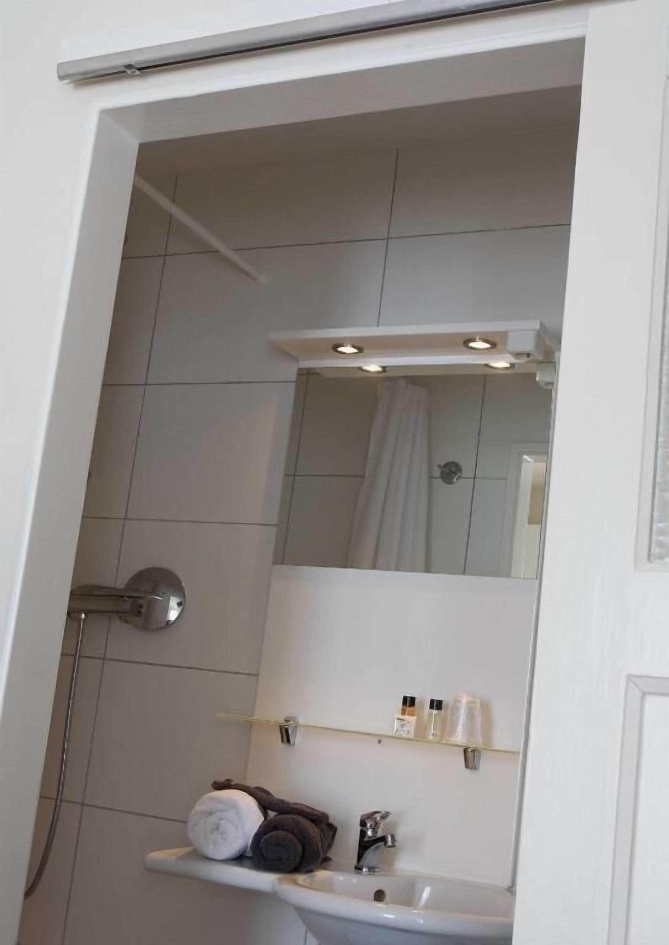 Kamar Double atau Twin Kota, pemandangan kebun | Kamar mandi | Shower, perlengkapan mandi gratis, pengering rambut, dan handuk