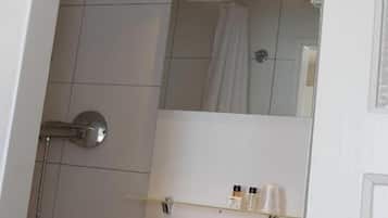Kamar Double atau Twin Kota, pemandangan kebun | Kamar mandi | Shower, perlengkapan mandi gratis, pengering rambut, dan handuk