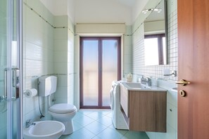 Douche, sèche-cheveux, serviettes fournies