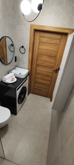 Shower, hair dryer, towels, soap - Bielsko-Biała, Poland – Near Beskidy Mountains   – HikeBike Apartments (Bielsko-Biała)