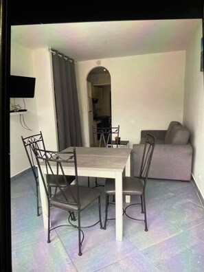 Dining - Waterfront studio with mountain view.      Pets allowed (Santa-Lucia-di-Moriani)