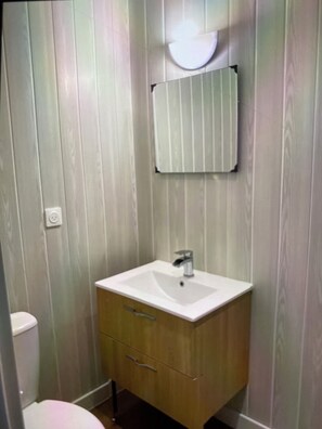 Hair dryer, towels, toilet paper - Waterfront studio with mountain view.      Pets allowed (Santa-Lucia-di-Moriani)