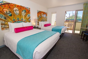 Una habitación de hotel con dos camas, un balcón y una llamativa obra de arte en la pared.