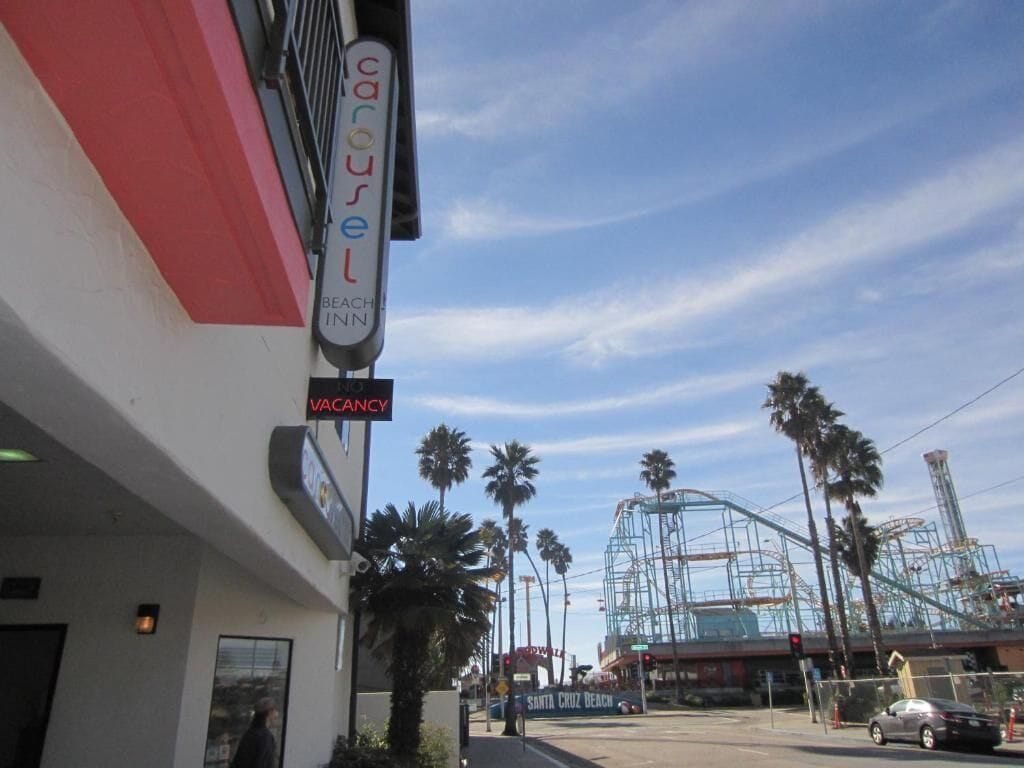 A building with a sign indicating a vacancy at a beach inn.
