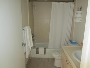 Kamer, 1 kingsize bed, balkon | Badkamer | Een haardroger, handdoeken, toiletpapier