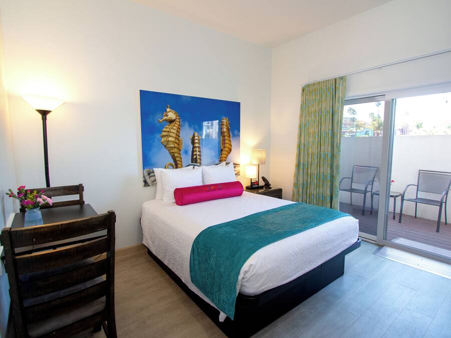 Chambre, 1 très grand lit, patio | Rideaux d’obscurcissement, fer et planche à repasser