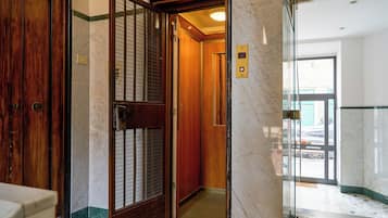 Apartamento, sacada, vista para a cidade | Parte interna