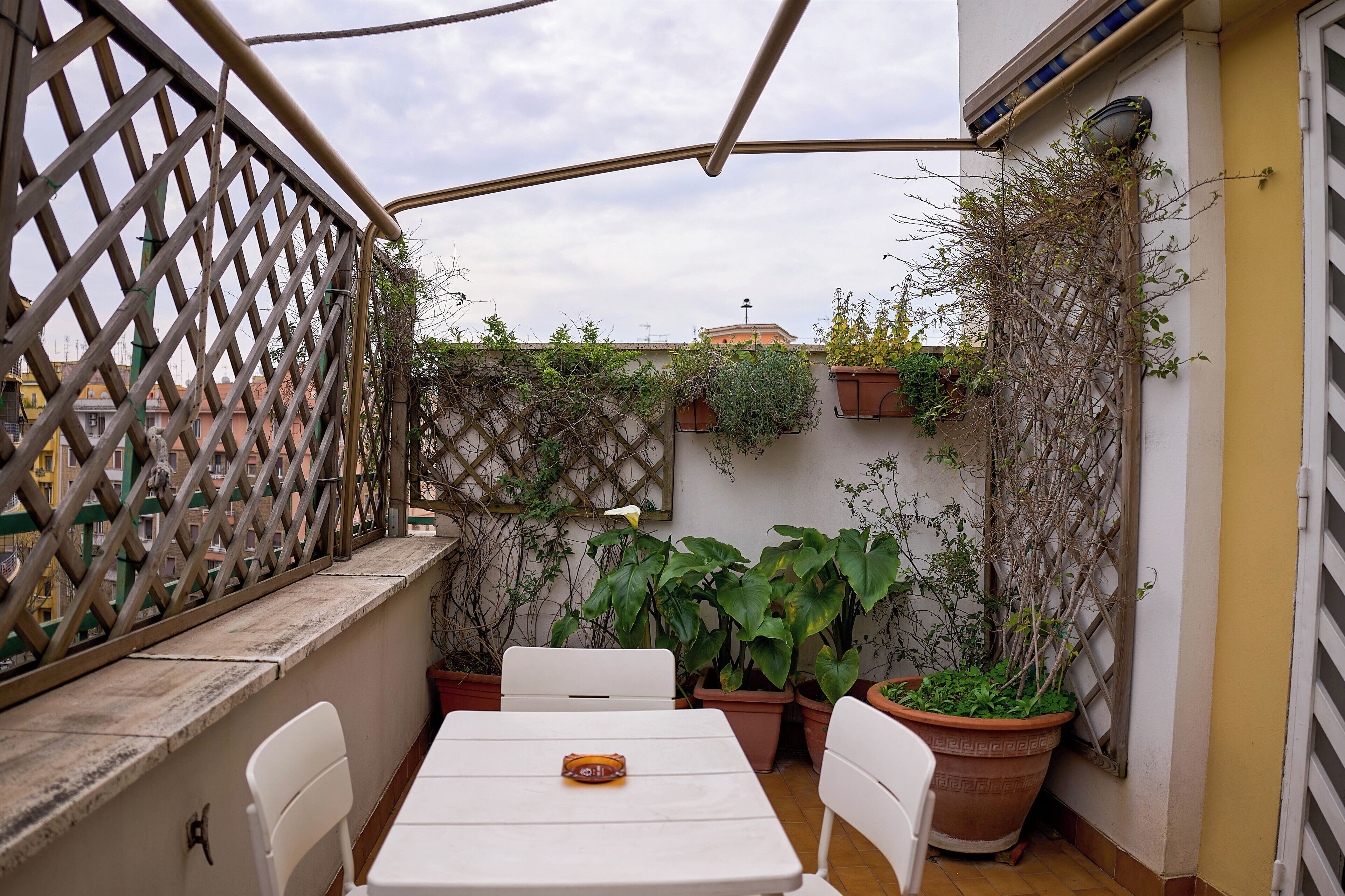 Apartamento, sacada, vista para a cidade | Opções para refeição ao ar livre