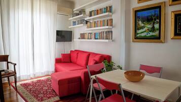 Apartamento, sacada, vista para a cidade | Área de estar
