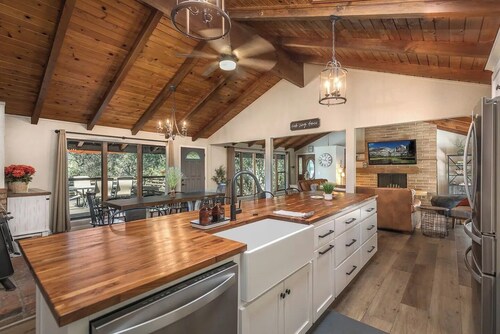 Spacious Yosemite Farmhouse • Game Room • EV Charger • Pets Welcome